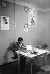 militante sindical campesino en su escritorio escribiendo a máquina