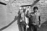 saludos de dos campesinos en una casa de adobe en el desierto, Chile