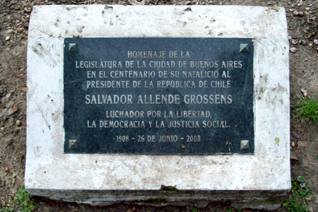 Placa: Salvador Allende en la Plaza República de Chile, Buenos Aires. Argentina