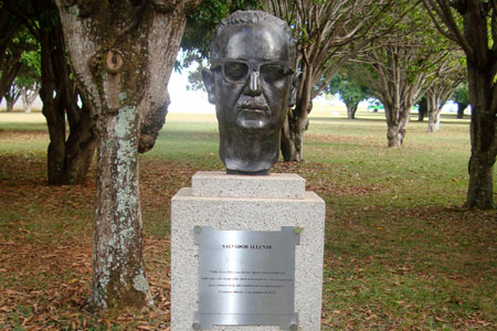 busto a Salvador Allende en una plaza de Brasilia, Brasil