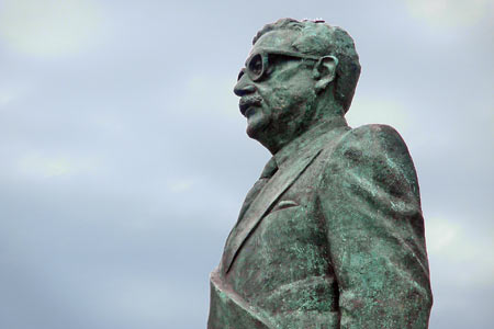 Estatua de Salvador Allende frente al Palacio de la Moneda