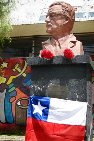 Busto a Salvador Allende. Facultad de Economía, Universidad Central del Ecuador, Quito. 