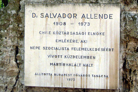 Dr. Salvador Allende. En memoria del Presidente de la República de Chile, muerto como mártir, dirigiendo la lucha del pueblo por el socialismo. Parque Salvador Allende. Budapest, Hungría