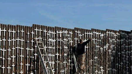 5.100 cruces fueron colocadas en el muro que separa México de los Estados Unidos. Una por migrante muerto