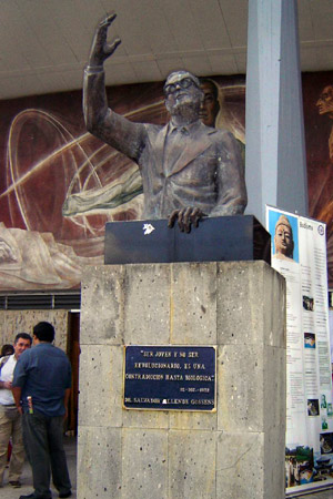 Monumento y auditorio Salvador Allende frente, universidad de Guadalajara