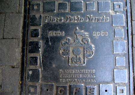 placa en plaza Pablo Neruda