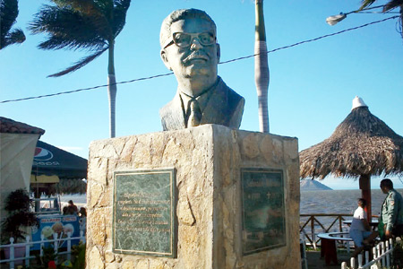 Puerto Salvador Allende, monumento. Managua, Nicaragua