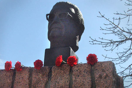monumento Salvador Allende en el mundo. Montevideo